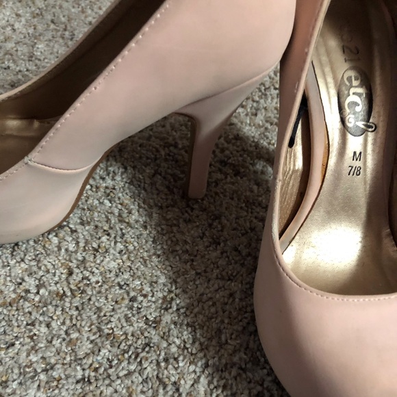 Pink heels - Picture 3 of 6